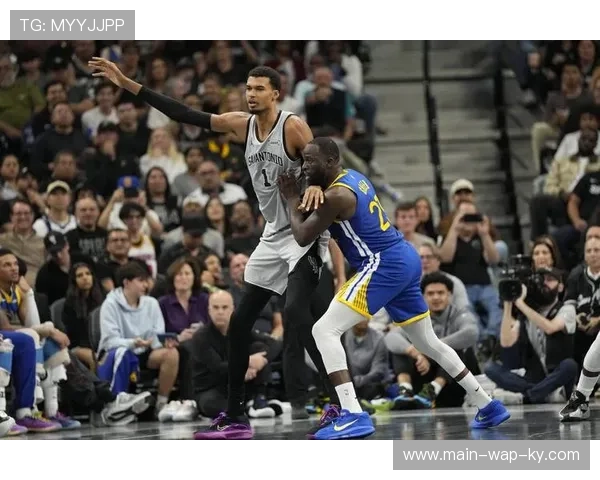 马刺团队攻势末节发力，文班亚马关键时刻攻防一体定胜局